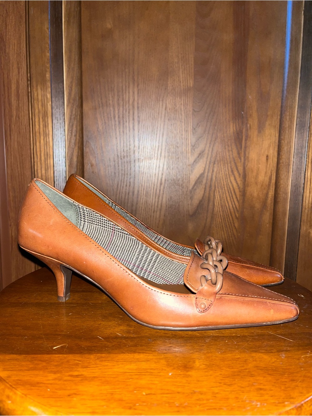 Women's Tan Leather Pointed-Toe Kitten Heel Pumps with Chain Accent